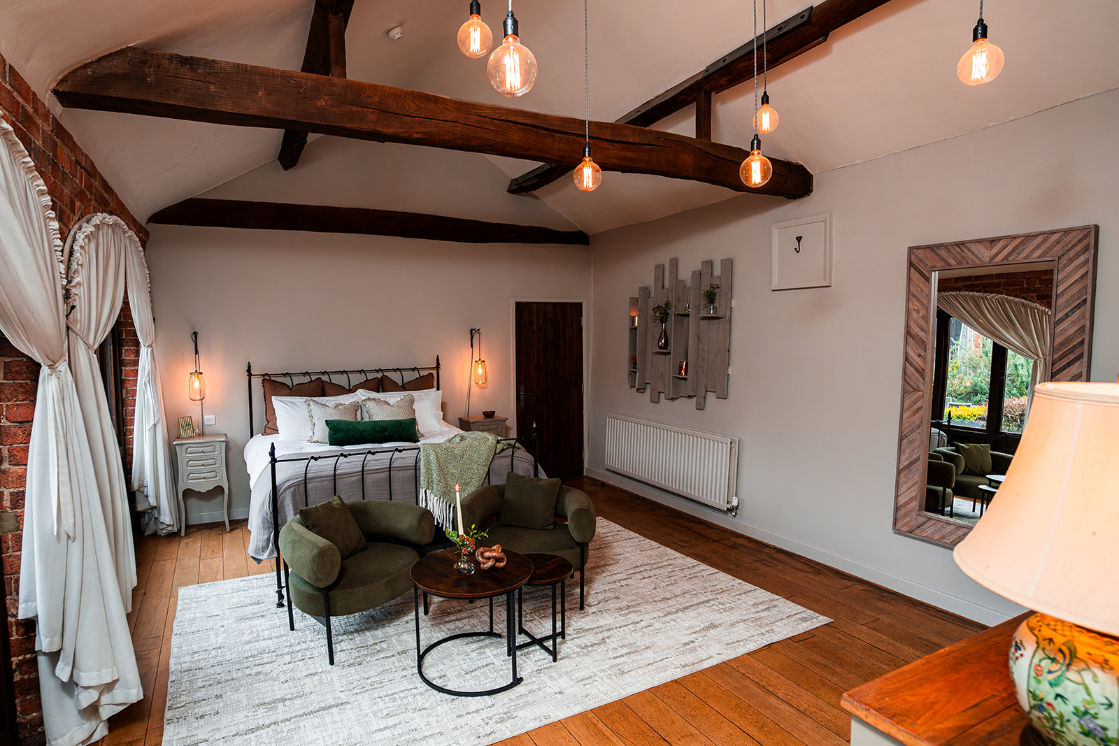 The Honeymoon Suite — Dodmoor House, Northampton, Northamptonshire