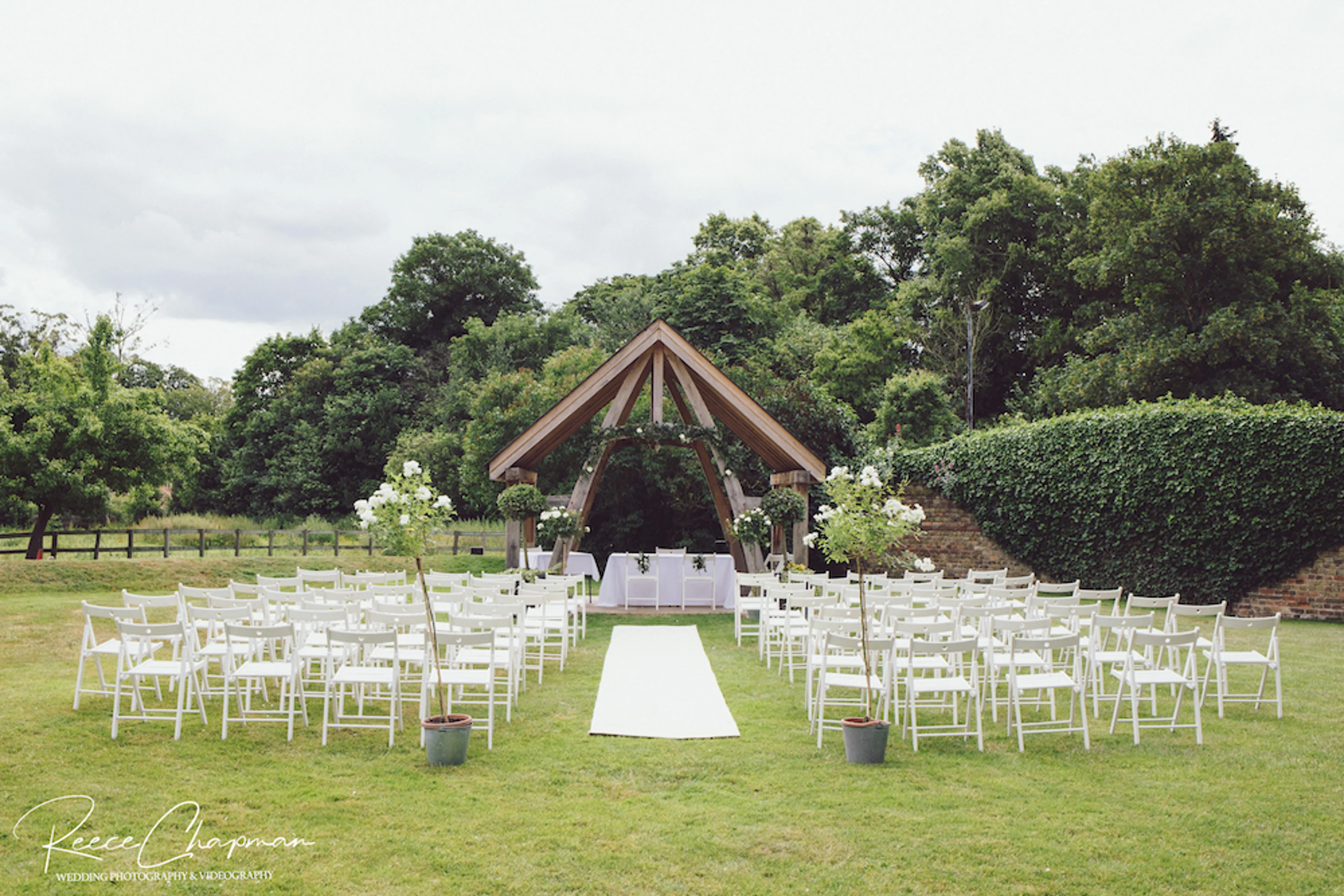 The Tudor Barn — wedding venue in Burnham, Buckinghamshire (photo 2 of 8)