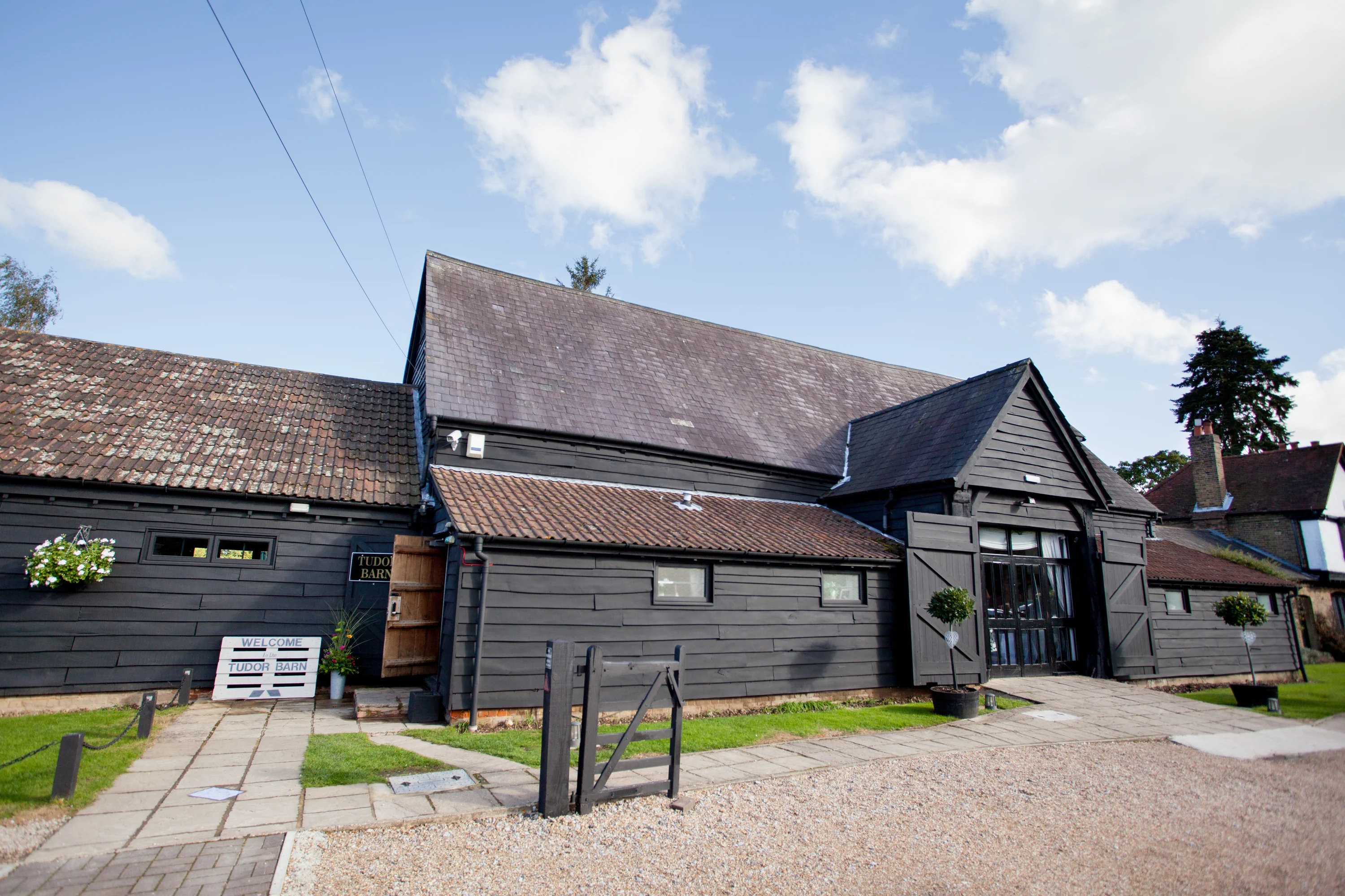 The Tudor Barn — wedding venue in Burnham, Buckinghamshire (photo 3 of 8)