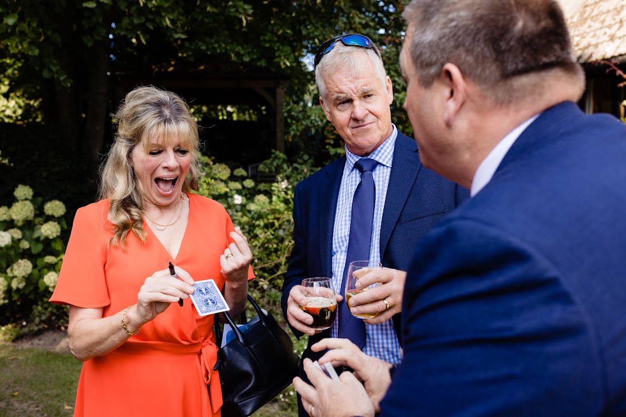 Darren Snelgar Professional Close Up Magician.  — wedding other in Southampton, hampshire (photo 8 of 8)